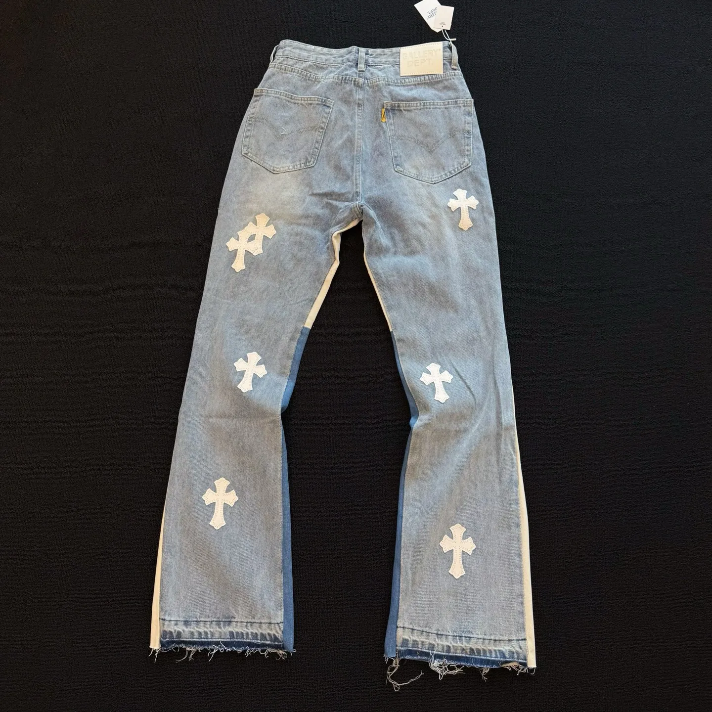 P260 model number: D356 GALLERY DEPT & Chrome hearts washed blue spliced cross jeans, three-dimensional version, loose and comfortable, not picky about body shape, factory-made, original factory quality control, same style for men and women, can be matched with couples, versatile recommendation, must-have denim for all seasons, made of heavy-duty washed pure cotton denim fabric, after washing, it is soft and thick, very stylish when worn on the body Size: 28, 30, 32, 34, 36 (S-XXL) Color: Splicing Size reference # 28 trouser length 100 waist 72 30 trouser length 102 waist 76 32 trouser length 104 waist 80 34 trouser length 106 waist 84 36 trouser length 108 waist 88